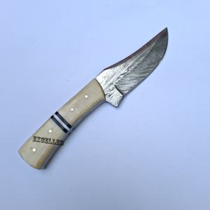 Cuchillo de Caza/Camping de Acero de Damasco con Diseño Personalizado Hecho a Mano, Patrón de Plumas, Hoja Fija con Mango de Hueso, OEM - Product Image 3