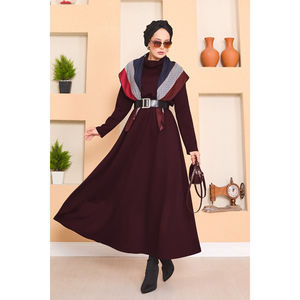 Vestido Hijab Borgoña con Cuello Alto y Cintura Fruncida Lavable - Product Image 1