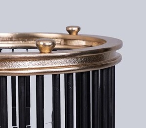 Bougeoir rond noir et doré fabriqué à la main parfait pour un décor élégant de chambre à coucher et de salle à manger - Product Image 4