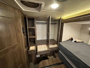 Camping-car Coachmen RV Prism Elite Premium 24EF 2019 avec plan de configuration optimisé, alimentation intégrée et espace de préparation, design moderne et garantie - Product Image 2