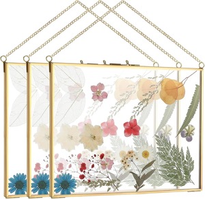 Cadre photo en métal de style antique avec design sculpté floral et finition en laiton riche Idéal pour les intérieurs inspirés du patrimoine - Product Image 1