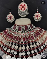 Ensemble de collier authentique et imposant de style afghan Kuchi avec de riches pierres en verre rouge, des pièces d'argent pendantes et des boucles d'oreilles assorties