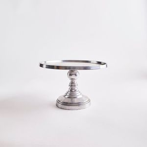 Présentoir à gâteaux en aluminium avec finition antique, idéal pour les décorations de fêtes d'inspiration vintage et les présentoirs de gâteaux de mariage de luxe - Product Image 4