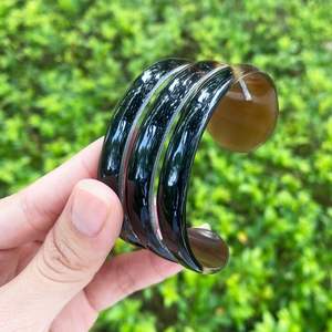 Brazalete de Cuerno de Búfalo Blanco y Negro Hecho a Mano de Alta Calidad, Brazalete de Cuerno Natural de Moda para Mujer - Product Image 1