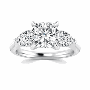 Anillo de Compromiso con Tres Piedras en Corte Cojín para Mujer - Product Image 2