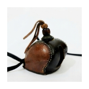 Capucha de cetrería de cuero con diseños personalizados, equipo de caza portátil, estilo minimalista, para uso en todas las estaciones, para aves de presa. - Product Image 3