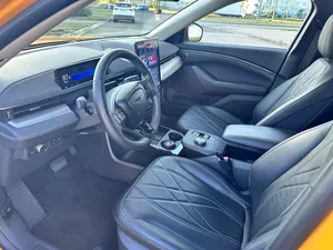 NEAT 2022, Mustang Mach-E 98 kWh I, Bajo kilometraje, Transmisión automática, Techo solar panorámico, Luces LED, Luces diurnas LED - Product Image 3