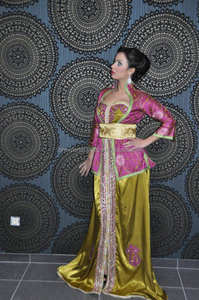 Caftan en deux pièces avec haut de style manteau ouvert sur le devant et bas en soie verte avec dentelle et broderie - Product Image 1