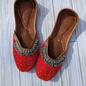 Premium pakistanaise dames Khussa couleur unie Jutti Punjabi indien broderie chaussures haute qualité en cuir fait main pour l'automne - Product Image 6