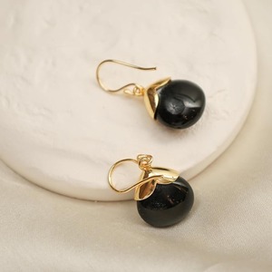 Boucles d'oreilles en onyx noir poli 8-10 mm, pendantes en forme de goutte d'eau plaquées or avec crochet à capuchon doré, bijoux unisexe pierre de naissance - Product Image 5