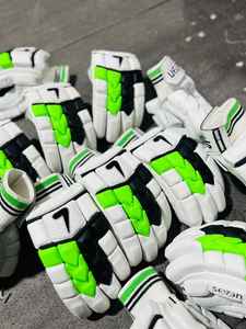 Gants de frappe de cricket personnalisables de haute qualité, gants en cuir de qualité supérieure pour les joueurs, fabriqués à la main au Pakistan - Product Image 3