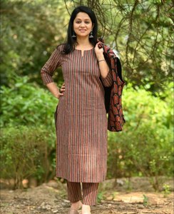 Dépêchez-vous d'acheter un nouveau tissu en pur coton fabriqué à la main Kurti & Bottom avec veste imprimée Mill pour un usage quotidien - Product Image 4