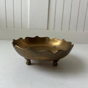 Bol de service en laiton décoratif moderne avec extérieur en or poli et finition texturée martelée - Product Image 4