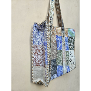 Bolso Tote Acolchado de Tela de Seda Vintage Hecho a Mano en India, Bolso de Mano para Mujer de Alta Calidad con Cierre Suave, Forro de Algodón, Cadenas, Portátil y Térmico - Product Image 2