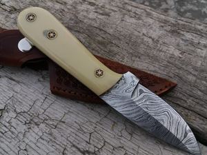 Couteau skinner de chasse en acier damas fait à la main sur mesure manche en résine partiellement dentelé épingles en mosaïque gaine en cuir de 3 ans - Product Image 2