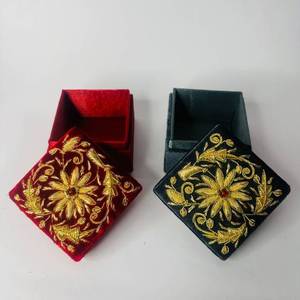 Boîte à bijoux en velours Shanell de qualité supérieure, fabriquée à la main, personnalisée, imprimée, forme carrée, boîte de rangement - Product Image 1