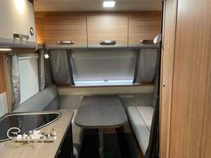 Caravane compacte tout-terrain blanche 2023, 15 places, avec lit et cuisine, et tente extensible bidirectionnelle, charge utile 1600 kg - Product Image 6