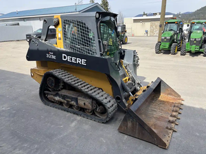 Cargadora de orugas John Deere 323E asequible, con tracción en las 4 ruedas y alto momento de carga - Product Image 1