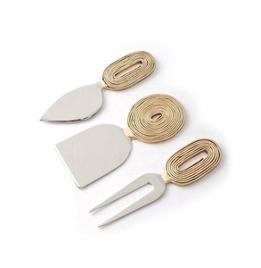 Ensemble de couteaux à fromage en acier inoxydable de qualité supérieure manche en laiton doré planche à découper en métal portable planche à fromage en acier inoxydable - Product Image 5