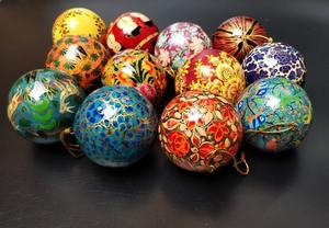 Ornement de sapin de Noël moderne écologique à succès, flocon de neige suspendu, base en bois, métal aluminium, finition brillante, personnalisable - Product Image 2