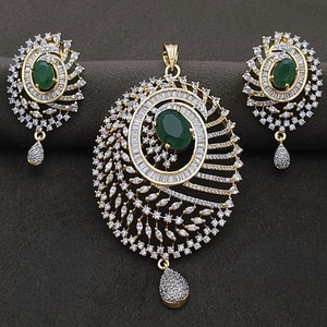 Ensemble de pendentifs en finition or blanc à la mode, conçu avec des diamants américains pour femmes et filles et fêtes, fabriqué en laiton - Product Image 1