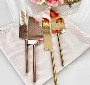 Ensemble de couteau et de serveur à gâteau en laiton durable et écologique avec poignée à motif de doublure pour gâteaux de mariage, fêtes et événements - Product Image 3