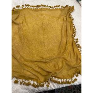 Pañuelo Floral Bordado con Mandala Color Mostaza Suave, Estampado Digital a Mano, Cuadrado, de Algodón Chiffon Bandhani con Pompones para Verano - Product Image 2