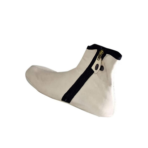 Chaussettes traditionnelles en cuir de couleur blanche de haute qualité faites à la main pour hommes durables, confortables et à la mode - Product Image 1