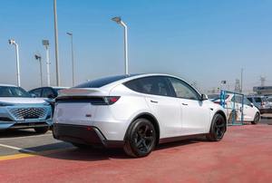 Tesla Model Y Long Range (719 km) 2025 300-400 CV, Pantalla Táctil, Faros LED, Dirección Eléctrica - Product Image 3