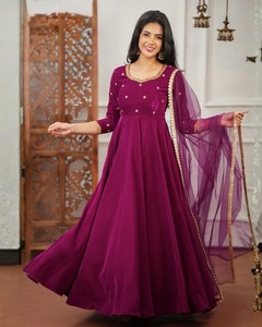 Robe de soirée magnifique de style indien et pakistanais, en tissu velours, avec broderies, pour les occasions spéciales, les mariages, vêtements traditionnels pour femmes - Product Image 2