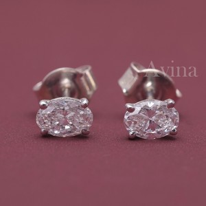 Boucles d'oreilles clous ovales en diamant de laboratoire certifié IGI, or 18 carats, mini-diamant taille ovale solitaire - Product Image 1