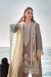 Shalwar Kameez pour femmes de haute qualité, personnalisé (soie/rayonne) - Vêtement de soirée pour femmes, design classique, style pakistanais - Product Image 4