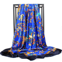 Elégant foulard carré en soie à imprimé floral et feuilles en bleu, sarcelle, orange et crème pour femme