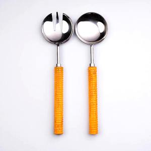 Juego de servidor de ensalada con diseño de hoja ovalada en relieve largo hecho a mano, mango de mármol blanco, Material de Metal chapado en oro - Product Image 3