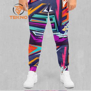 Elegante chándal de sublimación para hombre hecho de tela transpirable, perfecto para deportes de gimnasio o ropa casual con un diseño impreso vibrante - Product Image 6
