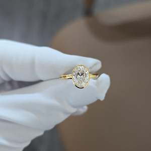 Bague de fiançailles en diamant de laboratoire certifié IGI 2,00 ct, design ovale serti clos, en or éco-responsable DEF VVSVS - Product Image 3