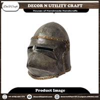 Découvrez l'essence de la noblesse médiévale : Casque militaire artisanal en laiton imitation acier, gravé et sculpté, avec impression par gravure, style antique.