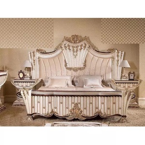เตียงแกะสลักลายยุโรปพร้อมโต๊ะข้างเตียง ดีไซน์หรูหรา ทำด้วยมือจากไม้สัก ตกแต่งบ้านอย่างงดงาม เตียงสีขาวทอง ดัลลัส - Product Image 1