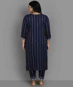 Ropa de fiesta Kurti India Precio más bajo al por mayor en prendas étnicas Nuevo diseño Manga regular Exclusivo Cuello de barco ApparelGarment - Product Image 2