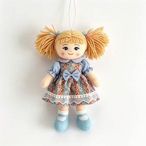 Poupée en tissu personnalisée style vintage avec tresses, poupée en peluche douce pour fille, poupée textile rétro style cottagecore - Product Image 3