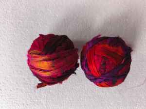 Ecológico a granel 100-Gem Color teñido Sari cinta de seda al por mayor tela reciclada para tejer bolas de gemas vibrantes - Product Image 3