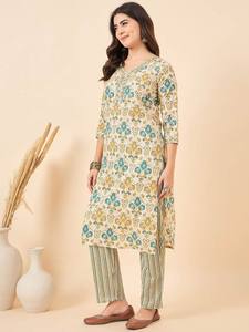 Mujeres motivos étnicos impresos Zari adornado cuello en V Kurta con pantalón para mujeres producto a granel personalizado mujeres - Product Image 5