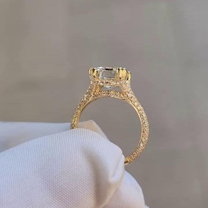 แหวนหมั้นเพชรแล็บ IGI Certified Emerald 3.50 กะรัต ประดับเพชรแบบ Pave วงแหวนแบบแยกส่วน ดีไซน์สองขาหนีบ ประดับเพชรแล็บ 3.50 กะรัต แบบ Pave วงแหวนแบบแยกส่วน - Product Image 2