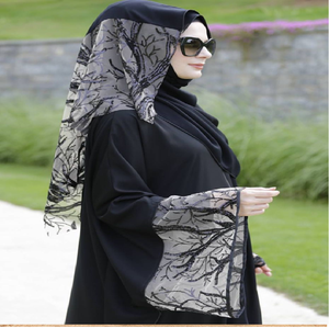 Impresionante abaya en capas color granate y negro con ribete de lentejuelas doradas. Lujo discreto disponible a precios de mayoreo. - Product Image 5