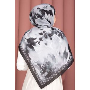 Série de foulards carrés à motifs floraux romantiques en noir - Product Image 3