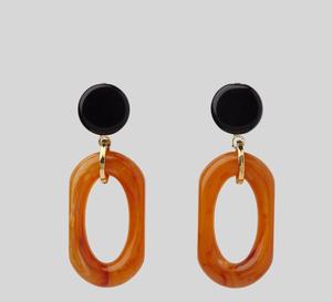 Boucles d'oreilles de luxe en résine de couleur personnalisée de qualité supérieure, polies et brillantes, fabriquées à la main pour femmes d'Inde. - Product Image 1