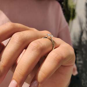 Anillo de Diamantes con Esmeralda Estilo Solitario - Product Image 3