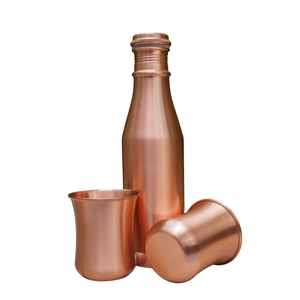 Botella de Agua Moderna de Cobre Puro con Forma Curva para la Bebida Diaria Saludable Ayurvédica - Product Image 3