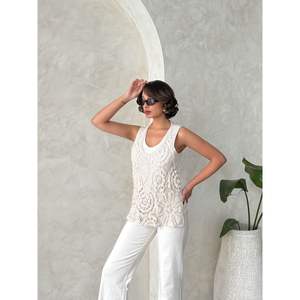 Camiseta informal con detalle de encaje de perlas para mayor comodidad y estilo - Product Image 4