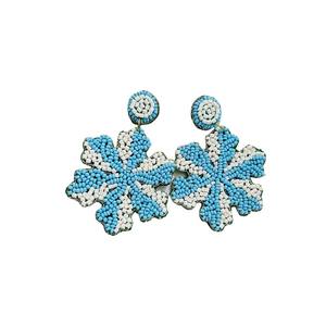 Boucles d'oreilles de Noël faites à la main, ornées de perles multicolores et de rayures de bonbons - Product Image 3